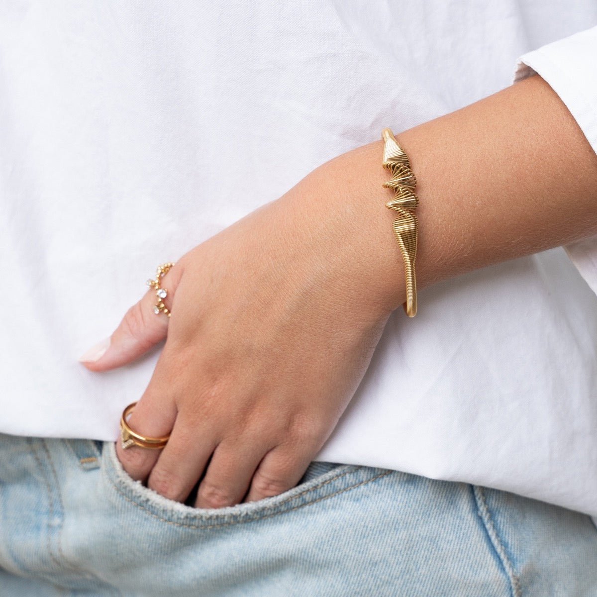 Gold-plated_bracelet_elegant_accessory_discreet_luxury_sophisticated_fashion_refined_style_golden_shine
