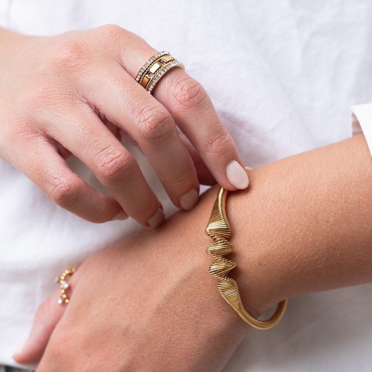 Gold-plated_bracelet_elegant_accessory_discreet_luxury_sophisticated_fashion_refined_style_golden_shine