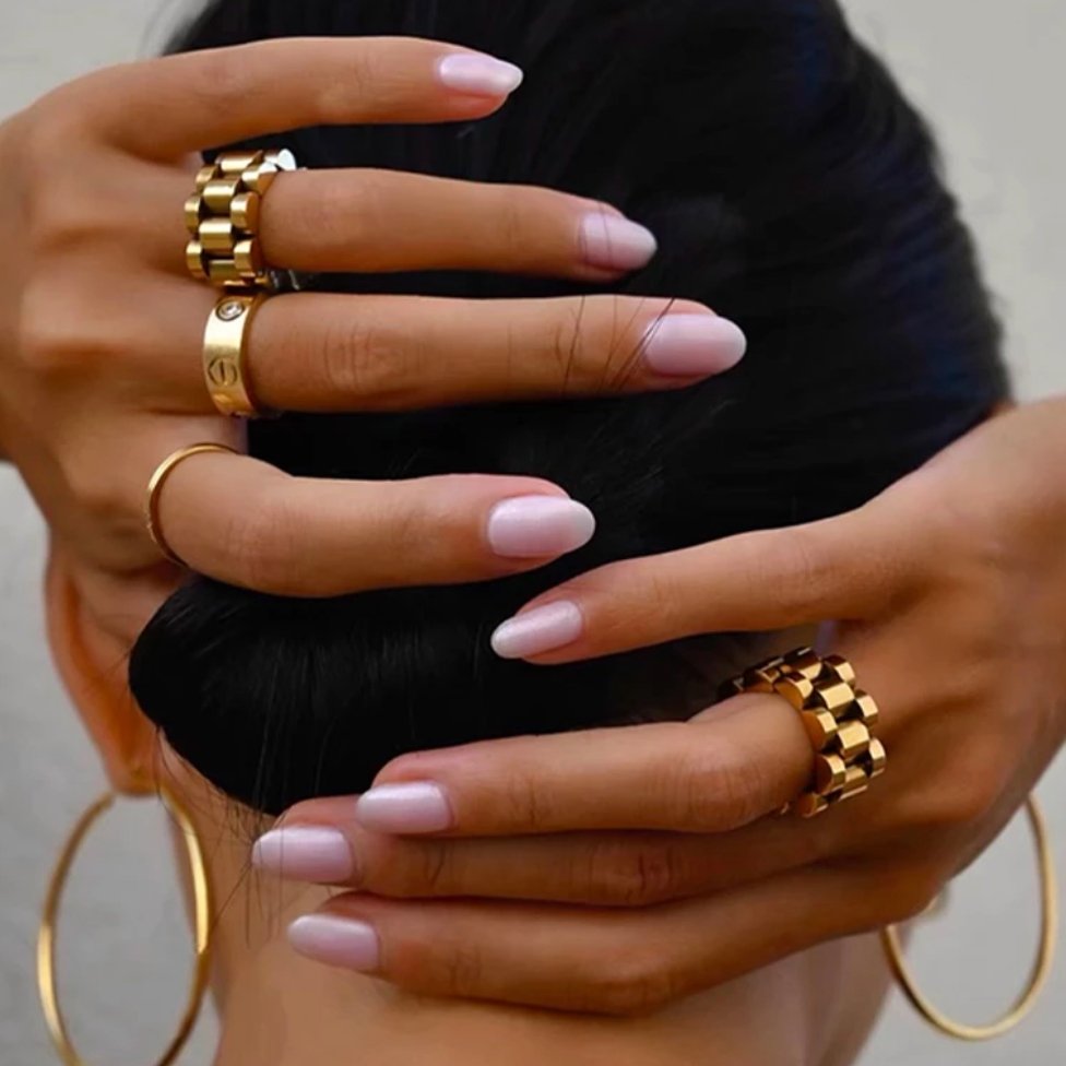 18K gold-plated ring; Wide minimalist link ring; Beauty minimalist ring; Gold-plated link ring; Simple gold ring; Elegant wide ring; Minimalist gold jewelry; 18K gold fashion ring; Chic link ring; Modern gold-plated ring; Statement minimalist ring; Stylish wide link ring; 18K gold accessory; Trendy gold ring; Luxurious minimalist design; Gold-plated beauty ring; Versatile gold ring;