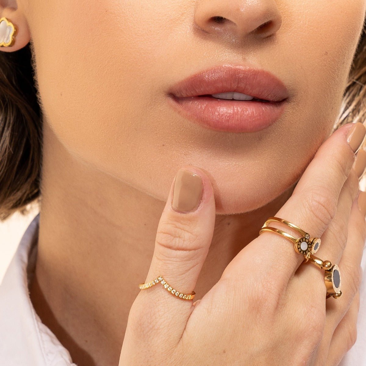 Trinity zirconia ring; 18K gold-plated zirconia ring; Gold Trinity ring; 18K gold ring with zirconia; Trinity design ring; Zirconia stone ring; Gold-plated Trinity ring; 18K gold fashion ring; Elegant zirconia ring; Trinity gold jewelry; Gold ring with zirconia stones; Luxury Trinity ring; 18K gold-plated jewelry; Sparkling zirconia ring; Triple stone Trinity ring;