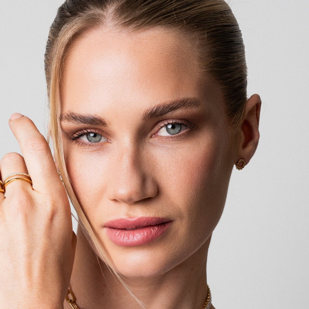 Double Vienne Ring; 18k Gold Plated Ring; Elegant Double Ring; Stylish Gold Jewelry; Unique Vienne Design; Luxury Fashion Ring; Sophisticated Jewelry Piece; High-Quality Gold Accessory; Modern Double Band Ring; Versatile Gold Ring; Eye-Catching Jewelry; Statement Fashion Ring; Perfect Gift for Her; Handmade Gold Ring; Timeless Double Ring Design; Chic Gold Accessory; Durable 18k Gold Craftsmanship; Unique Gift Ideas; Everyday Luxury Jewelry; Stunning Ring Collection; Lightweight Gold Ring;