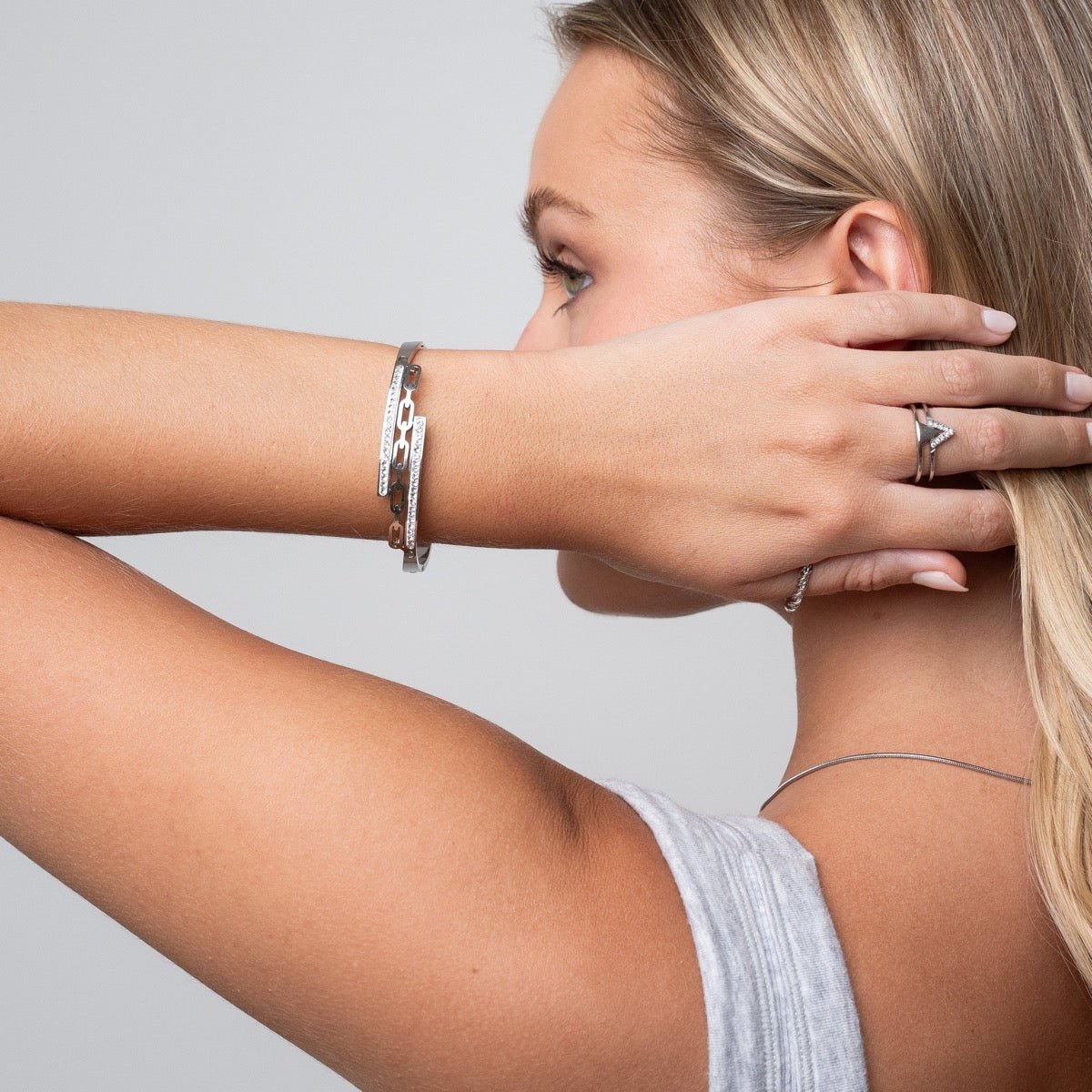 Silver bracelet; elegant accessory; discreet luxury; sophisticated fashion; refined style; silver shine; delicate jewellery; luxurious detail; elegant design; impeccable finish; perfect gift; timeless fashion; versatile accessory; classic beauty; subtle glamour; feminine style; high quality; exclusive piece; silver charm; touch of elegance.