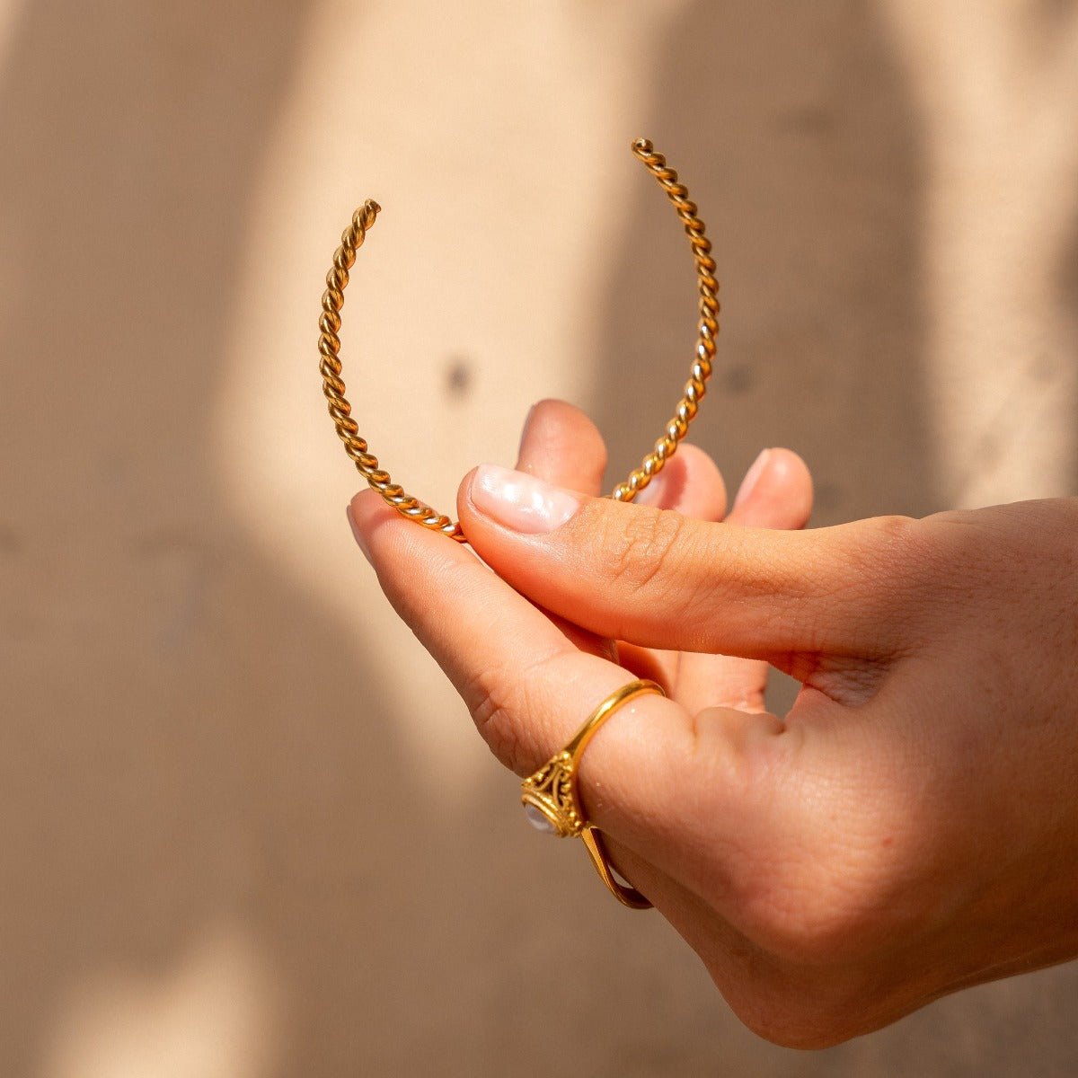 Pulseira torcida banhada a ouro 18K | São Lazuli