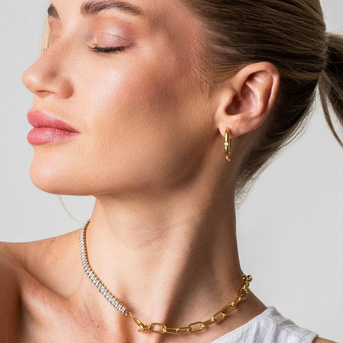 gold-plated necklace; elegant gold-plated necklace; handcrafted gold-plated necklace; gold jewellery; gold chain; artisanal gold-plated necklace; classic gold-plated necklace; chic gold-plated necklace; designer gold-plated necklace; minimalist gold-plated necklace; gold pendant necklace; high-quality gold-plated necklace; fashionable gold-plated necklace; gold-plated necklace gift; stylish gold-plated necklace; premium gold-plated necklace; luxurious gold-plated necklace; exquisite gold-plated necklace; go