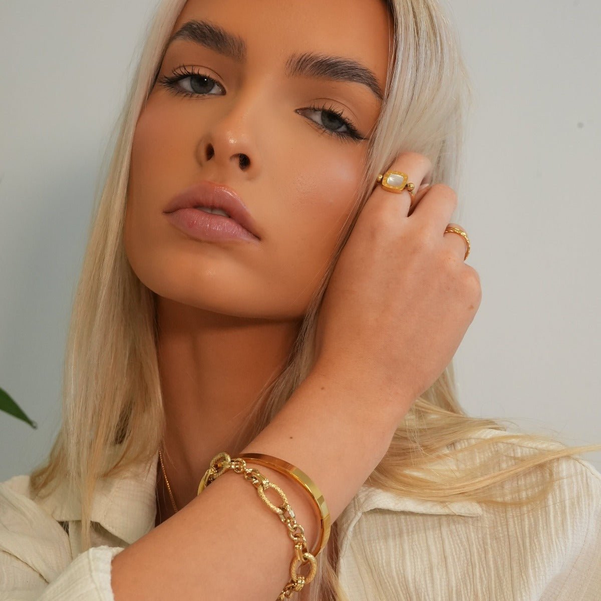 Gold-plated bracelet; elegant accessory; discreet luxury; sophisticated fashion; refined style; golden shine; delicate jewellery; luxurious detail; elegant design; impeccable finish; perfect gift; timeless fashion; versatile accessory; classic beauty; subtle glamour; feminine style; high quality; exclusive piece; golden charm; touch of elegance.