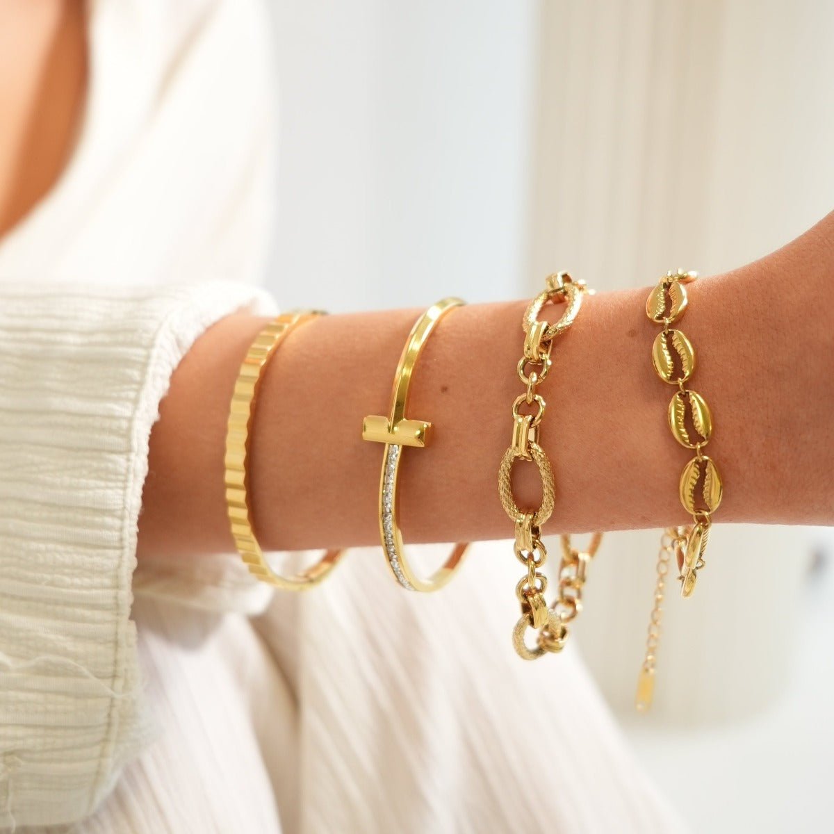 Gold-plated bracelet; elegant accessory; discreet luxury; sophisticated fashion; refined style; golden shine; delicate jewellery; luxurious detail; elegant design; impeccable finish; perfect gift; timeless fashion; versatile accessory; classic beauty; subtle glamour; feminine style; high quality; exclusive piece; golden charm; touch of elegance.