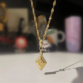 Elegant necklace; Minimalist jewelry; Delicate necklace; Simple elegance; Stylish minimalist necklace; Everyday wear necklace; Chic and sophisticated; Lightweight jewelry; Timeless design; Minimalist pendant; Elegant fashion accessory; Subtle beauty; Versatile necklace; Minimalist style; Elegant layering piece; Perfect gift for her; Modern jewelry design;