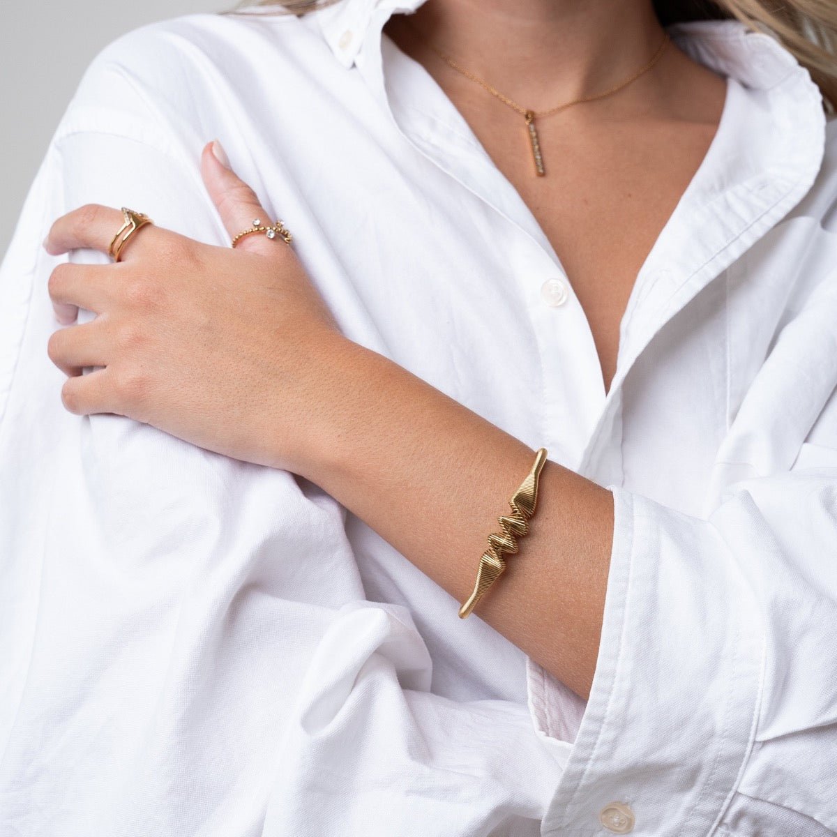 Gold-plated_bracelet_elegant_accessory_discreet_luxury_sophisticated_fashion_refined_style_golden_shine