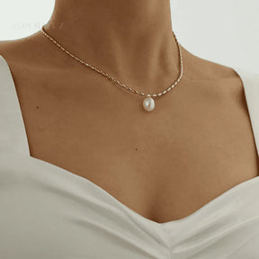 Radiant elegance necklace; Natural pearl necklace; Gold-plated pearl necklace; Pearl and gold jewelry; Elegant pearl necklace; Pearl pendant necklace; Gold chain necklace; Necklace with natural pearl; Timeless pearl jewelry; Luxurious pearl necklace; Pearl jewelry for women; Classic gold and pearl necklace; Sophisticated pearl necklace; 