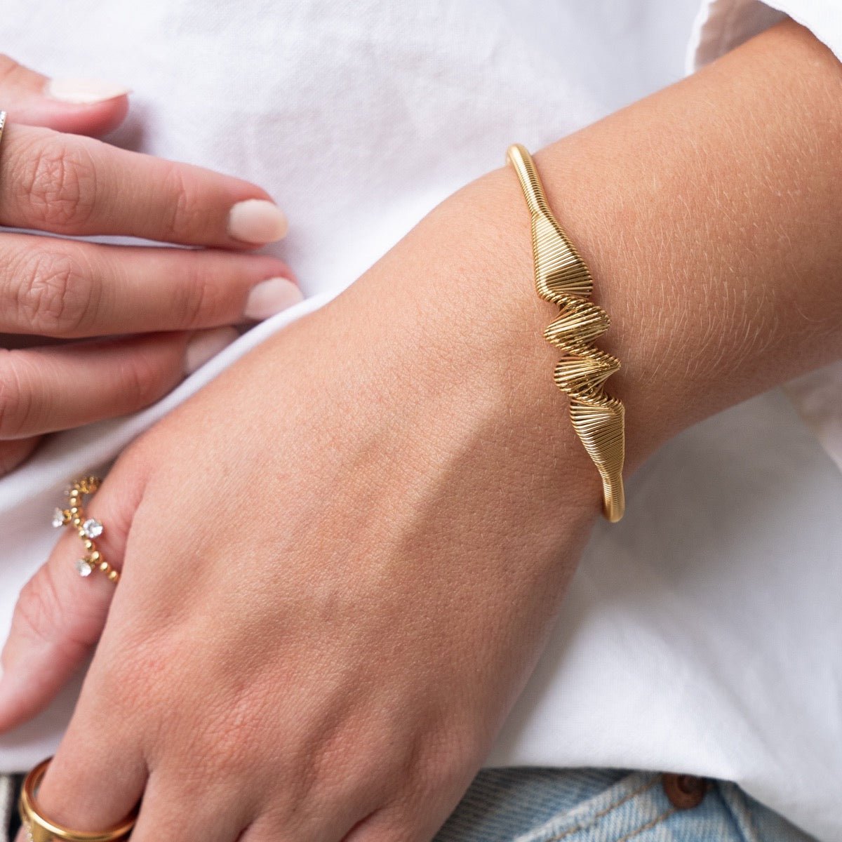 Gold-plated_bracelet_elegant_accessory_discreet_luxury_sophisticated_fashion_refined_style_golden_shine