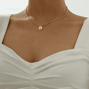 Radiant elegance necklace; Natural pearl necklace; Gold-plated pearl necklace; Pearl and gold jewelry; Elegant pearl necklace; Pearl pendant necklace; Gold chain necklace; Necklace with natural pearl; Timeless pearl jewelry; Luxurious pearl necklace; Pearl jewelry for women; Classic gold and pearl necklace; Sophisticated pearl necklace; 