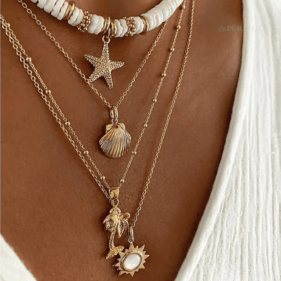 Necklace with shell pendant; Starfish pendant necklace; Beach-themed jewelry; Nautical necklace; Coastal style pendant; Shell and starfish necklace; Handmade beach jewelry; Ocean-inspired necklace; Unique shell necklace; Seashell and starfish jewelry; Casual summer necklace; Boho chic pendant; Natural shell necklace; Coastal charm necklace;