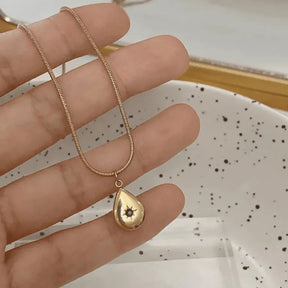 Elegant necklace; Minimalist jewelry; Delicate necklace; Simple elegance; Stylish minimalist necklace; Everyday wear necklace; Chic and sophisticated; Lightweight jewelry; Timeless design; Minimalist pendant; Elegant fashion accessory; Subtle beauty; Versatile necklace; Minimalist style; Elegant layering piece; Perfect gift for her; Modern jewelry design;