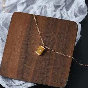 Elegant necklace; Minimalist jewelry; Delicate necklace; Simple elegance; Stylish minimalist necklace; Everyday wear necklace; Chic and sophisticated; Lightweight jewelry; Timeless design; Minimalist pendant; Elegant fashion accessory; Subtle beauty; Versatile necklace; Minimalist style; Elegant layering piece; Perfect gift for her; Modern jewelry design;