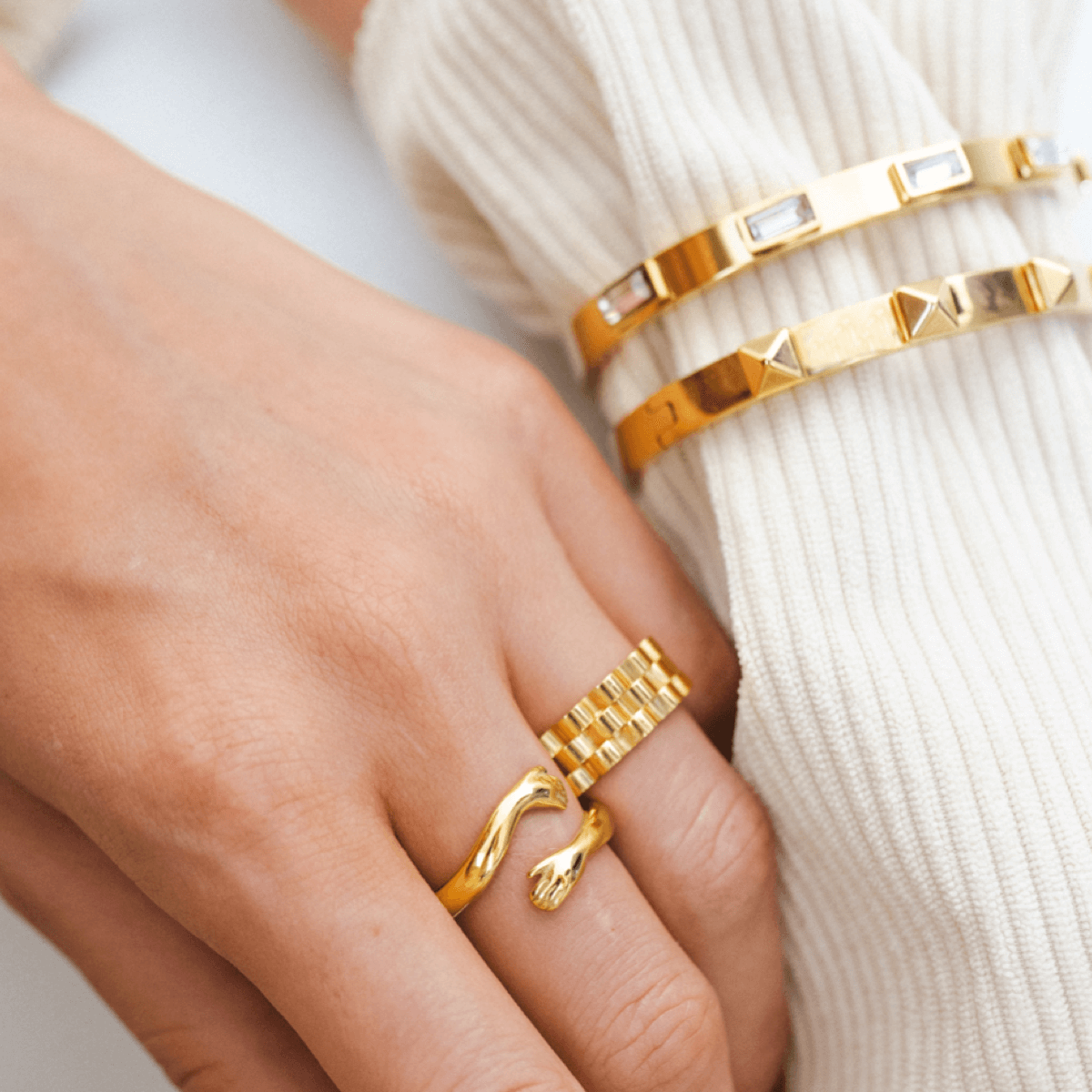 hug ring design; 18k gold-plated jewelry; stylish hug ring; modern gold ring for women; unique hugging ring; trendy gold accessory; minimalist hug design; luxurious 18k gold piece; perfect gift for loved ones; contemporary gold jewelry; high-quality gold plating; chic hug ring for everyday wear; elegant and unique ring; versatile stacking ring; eye-catching hug style; romantic gold ring; everyday elegance in gold; exquisite craftsmanship; stylish gold jewelry piece; unique fashion accessory; 