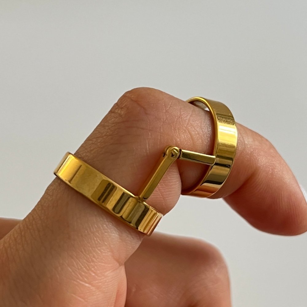 adjustable ring; articulated ring; 18k gold plated ring; elegant adjustable jewelry; versatile gold ring; luxury gold accessory; adjustable fit; stylish and unique design; perfect for every finger; fashion-forward ring; modern gold ring; high-quality gold finish; perfect gift for her; minimalist yet bold; durable and adjustable; chic and comfortable; everyday elegance; sophisticated and trendy; statement jewelry; gold-plated perfection; handcrafted jewelry; 