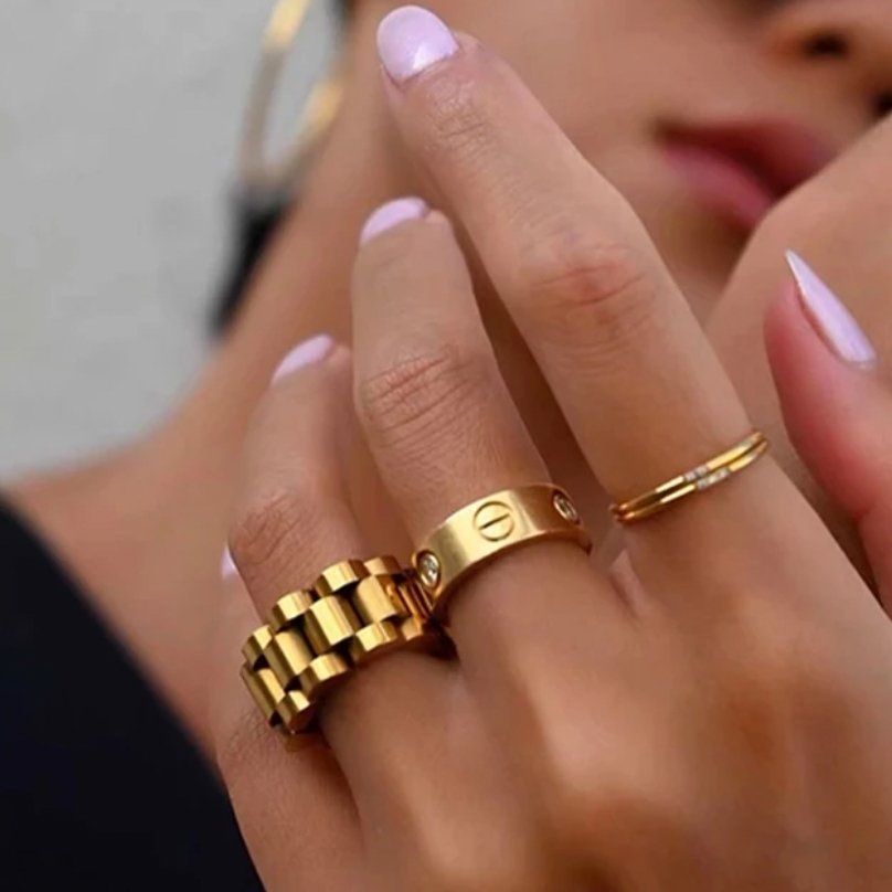 18K gold-plated ring; Wide minimalist link ring; Beauty minimalist ring; Gold-plated link ring; Simple gold ring; Elegant wide ring; Minimalist gold jewelry; 18K gold fashion ring; Chic link ring; Modern gold-plated ring; Statement minimalist ring; Stylish wide link ring; 18K gold accessory; Trendy gold ring; Luxurious minimalist design; Gold-plated beauty ring; Versatile gold ring;