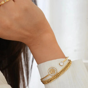 Gold plated bracelet; Elegant gold plated bracelet; Fashion accessory in gold; Women's gold plated bracelet; Refined gold plated jewellery; Gold plated bracelet for a gift; Modern design in gold; Classic gold plated bracelet; Gold plated bracelet for special occasions; Sophisticated gold plated bracelet