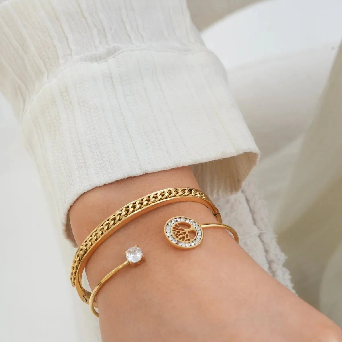 Gold plated bracelet; Elegant gold plated bracelet; Fashion accessory in gold; Women's gold plated bracelet; Refined gold plated jewellery; Gold plated bracelet for a gift; Modern design in gold; Classic gold plated bracelet; Gold plated bracelet for special occasions; Sophisticated gold plated bracelet