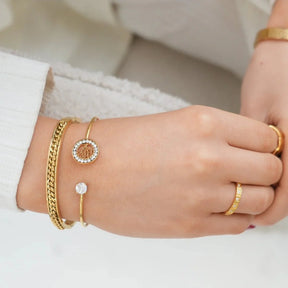 Gold plated bracelet; Elegant gold plated bracelet; Fashion accessory in gold; Women's gold plated bracelet; Refined gold plated jewellery; Gold plated bracelet for a gift; Modern design in gold; Classic gold plated bracelet; Gold plated bracelet for special occasions; Sophisticated gold plated bracelet