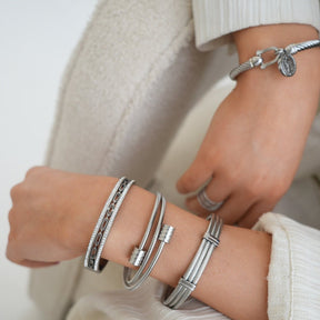 Silver bracelet; elegant accessory; discreet luxury; sophisticated fashion; refined style; silver shine; delicate jewellery; luxurious detail; elegant design; impeccable finish; perfect gift; timeless fashion; versatile accessory; classic beauty; subtle glamour; feminine style; high quality; exclusive piece; silver charm; touch of elegance.