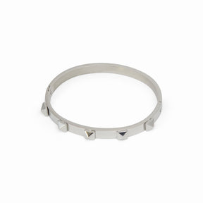 Silver bracelet; elegant accessory; discreet luxury; sophisticated fashion; refined style; silver shine; delicate jewellery; luxurious detail; elegant design; impeccable finish; perfect gift; timeless fashion; versatile accessory; classic beauty; subtle glamour; feminine style; high quality; exclusive piece; silver charm; touch of elegance.