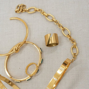 Gold-plated bracelet; elegant accessory; discreet luxury; sophisticated fashion; refined style; golden shine; delicate jewellery; luxurious detail; elegant design; impeccable finish; perfect gift; timeless fashion; versatile accessory; classic beauty; subtle glamour; feminine style; high quality; exclusive piece; golden charm; touch of elegance.