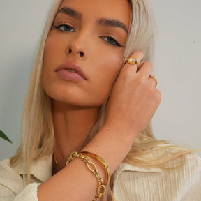 Gold-plated bracelet; elegant accessory; discreet luxury; sophisticated fashion; refined style; golden shine; delicate jewellery; luxurious detail; elegant design; impeccable finish; perfect gift; timeless fashion; versatile accessory; classic beauty; subtle glamour; feminine style; high quality; exclusive piece; golden charm; touch of elegance.